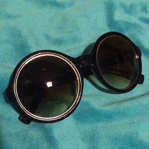 Circle tortoishelle sunglasses